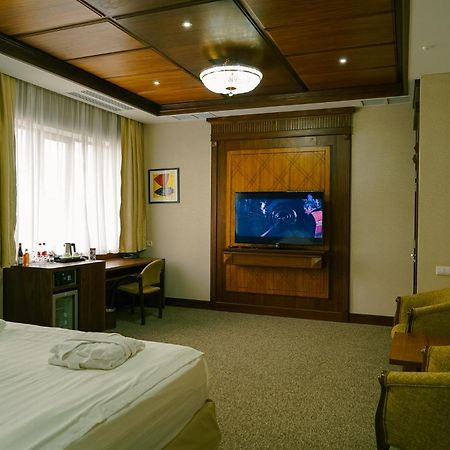 City Hotel ビシュケク エクステリア 写真