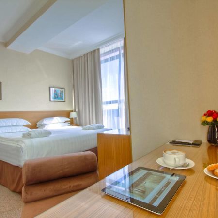 City Hotel ビシュケク エクステリア 写真