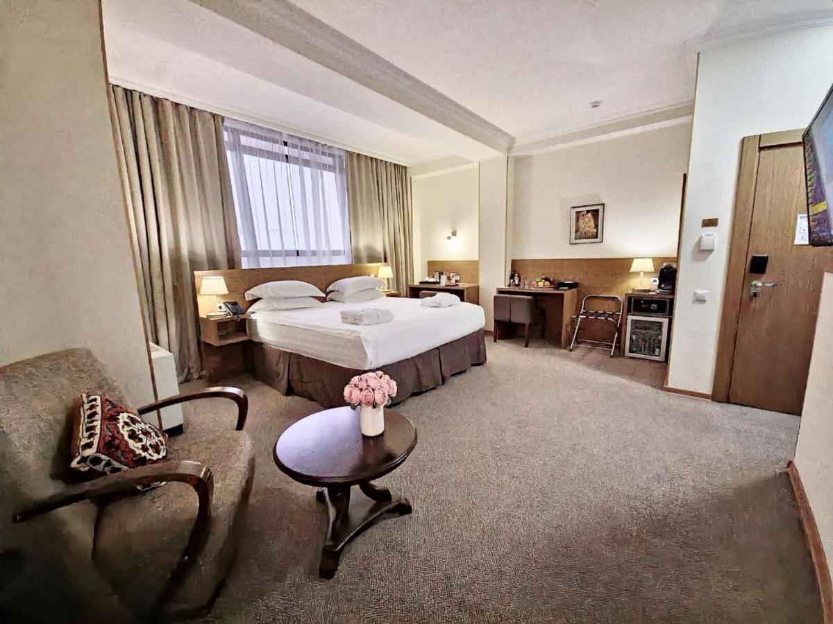 City Hotel ビシュケク エクステリア 写真
