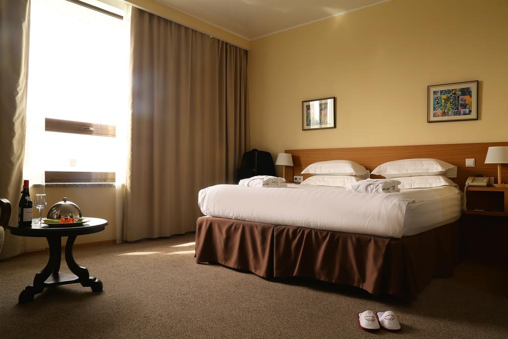 City Hotel ビシュケク エクステリア 写真