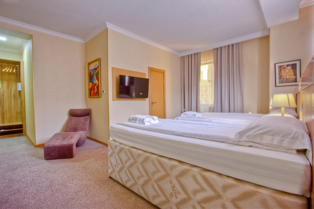 City Hotel ビシュケク エクステリア 写真