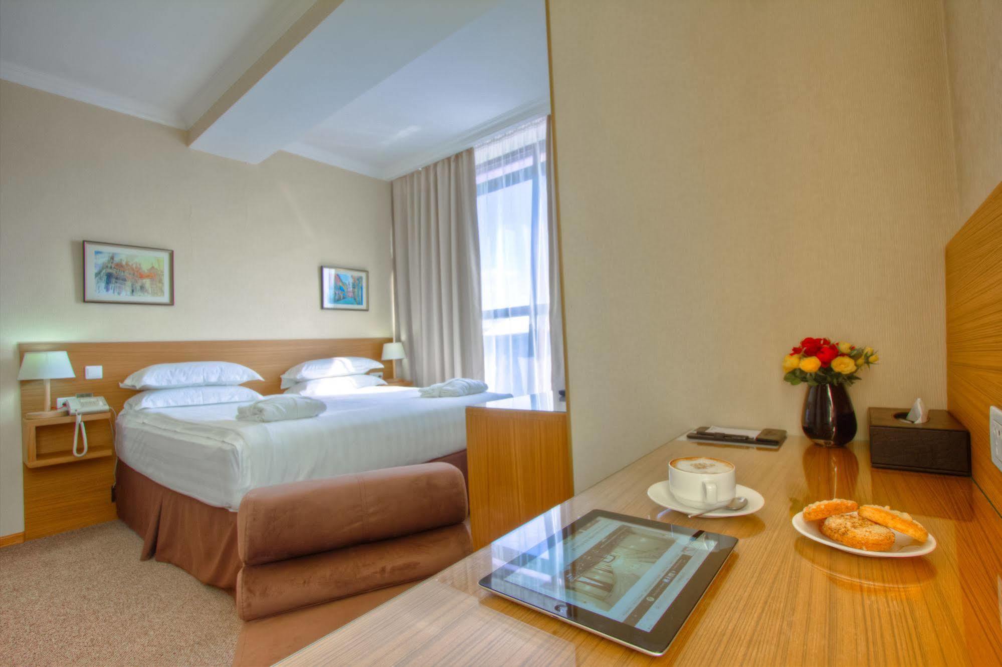 City Hotel ビシュケク エクステリア 写真