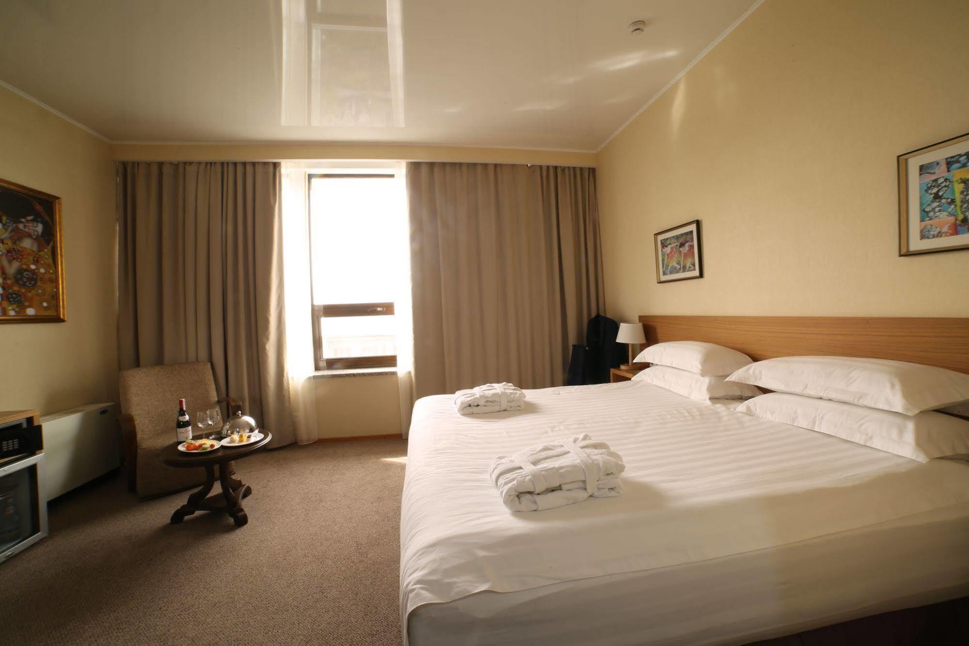 City Hotel ビシュケク エクステリア 写真